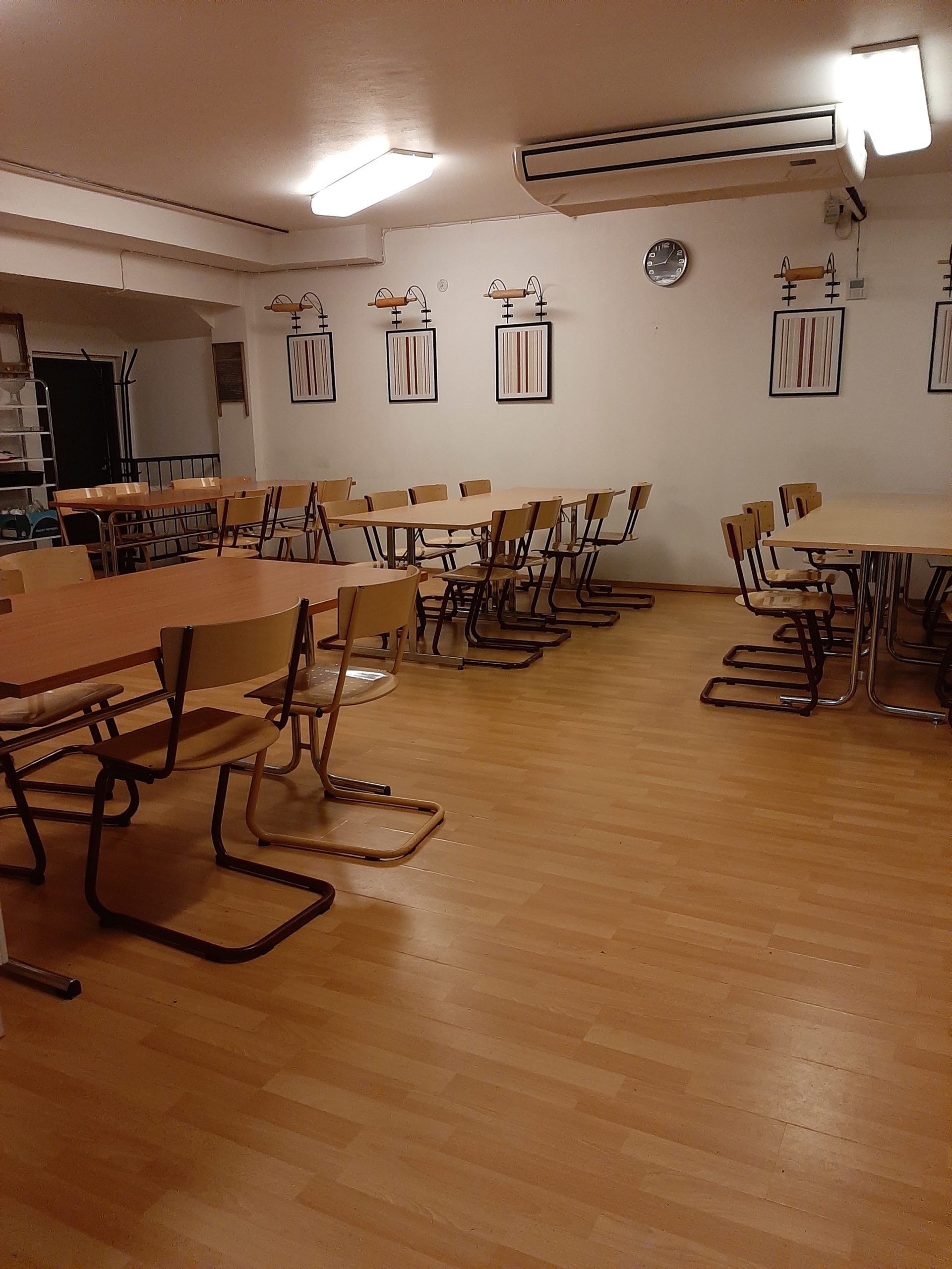 Ravintolan sisäkuva, jossa pöytiä ja tuoleja.