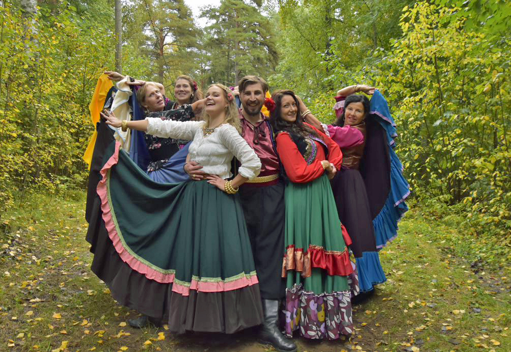 Romaninaisiksi pukeutuneita näyttelijöitä Kultaiset korvarenkaat -näytelmässä.