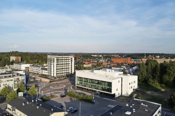 Ilmakuva Nokian keskustasta. Etualalla näkyvät uusi valkoinen kirjasto- ja kulttuuritalo Virran rakennus sekä sen viereen rakentuva korkea kerrostalo.