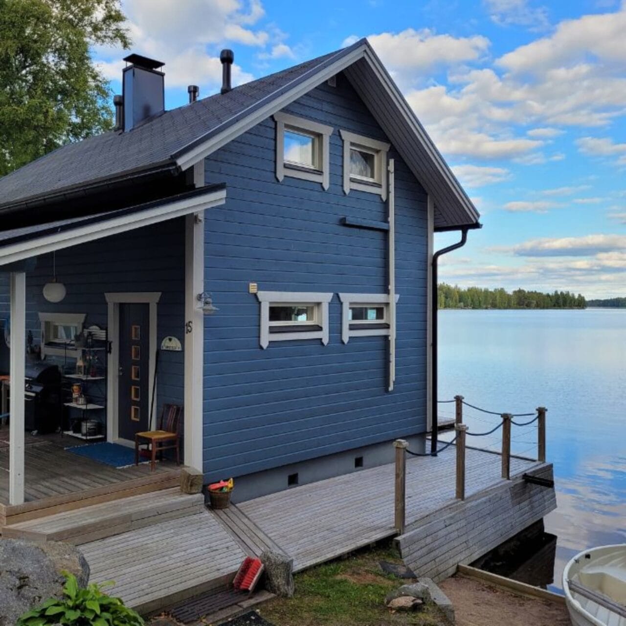 The cozy cottage is located on the shore of Lake Pyhäjärvi in ​​Nokia, only about a 30-minute drive from the center of Tampere.