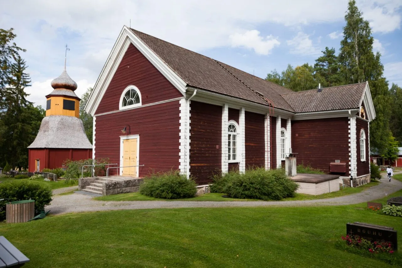 Tottijärven kirkko ja kellotapuli