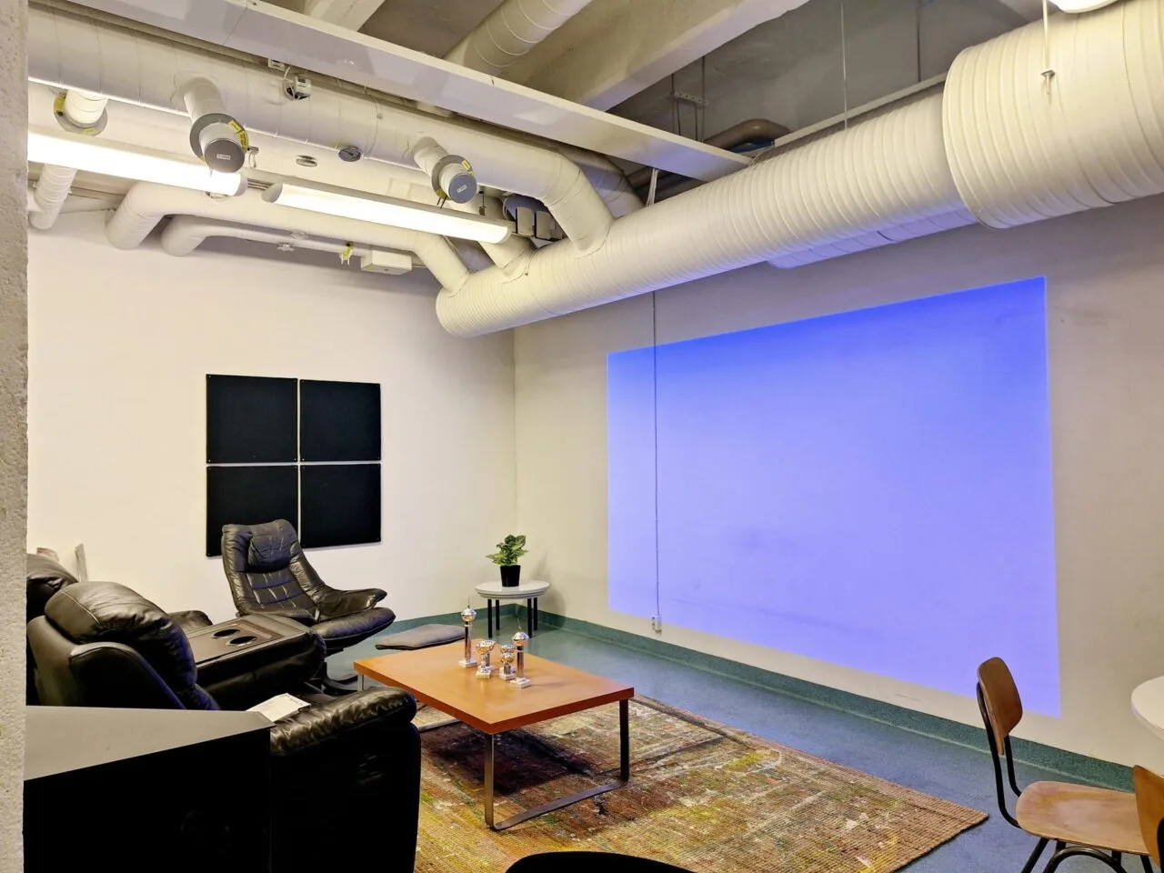 Lounge-tilasta löytyy projektori, joka on asiakkaiden käytössä.