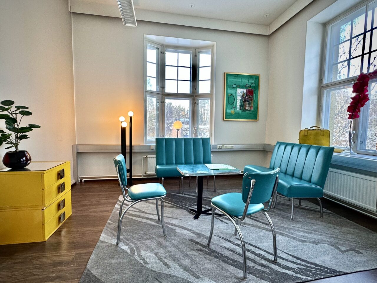 Retrohenkiset kalusteet vievät majoittujan aikamatkalle.