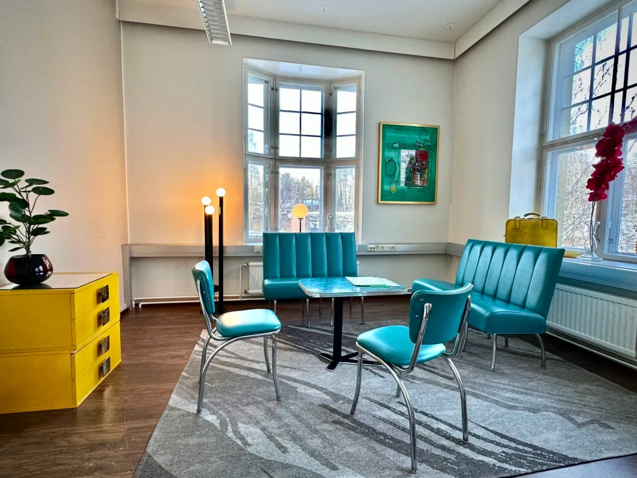 Retrohenkiset kalusteet vievät majoittujan aikamatkalle.