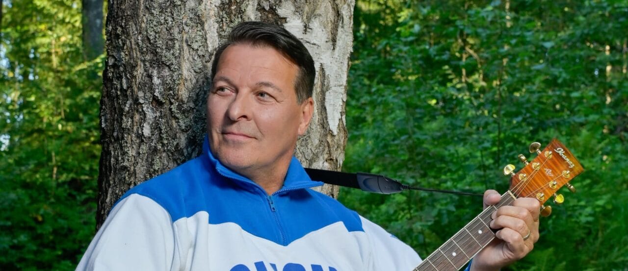 Lähikuva Tapsasta kitaran kanssa