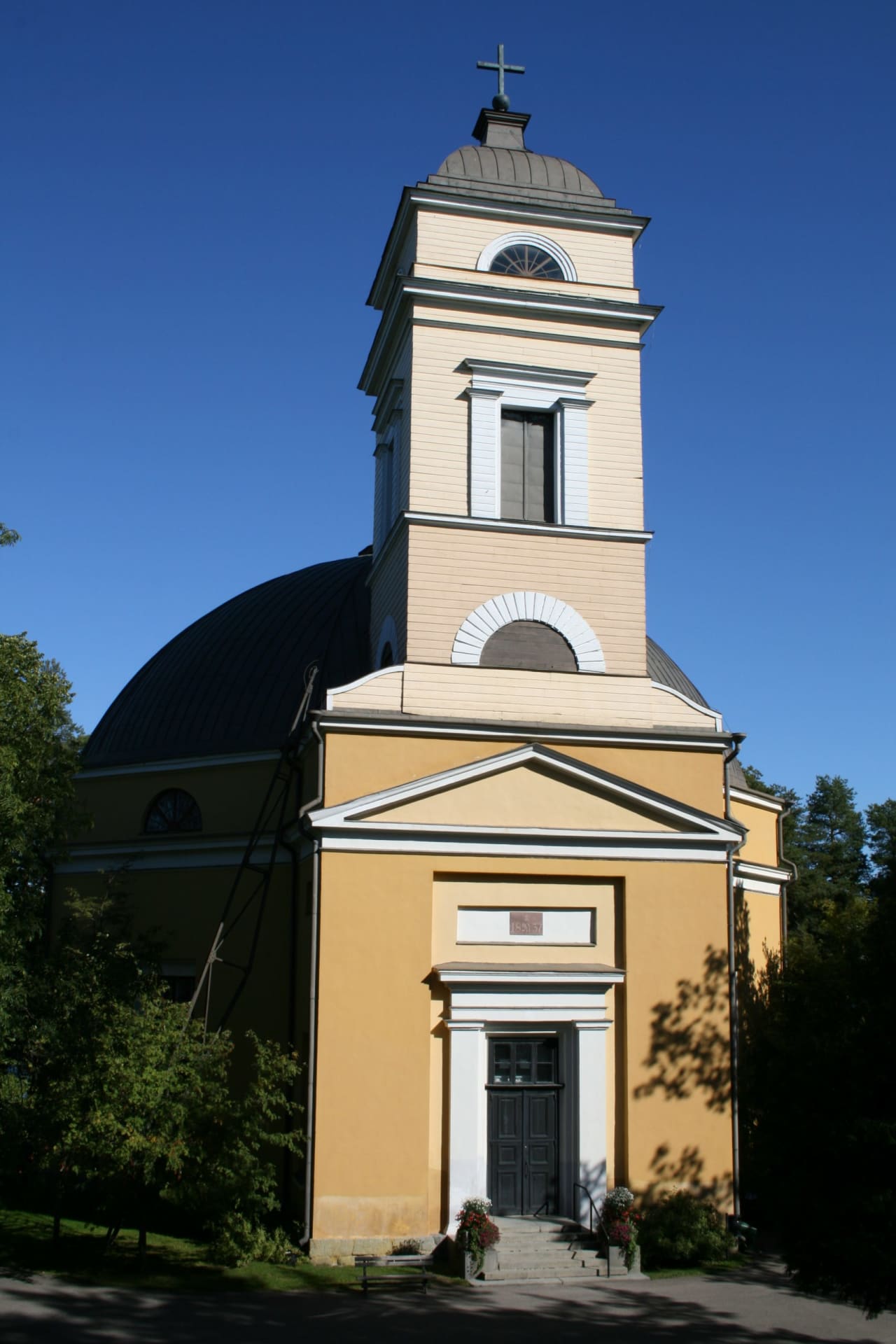 Nokian keltainen kivikirkko