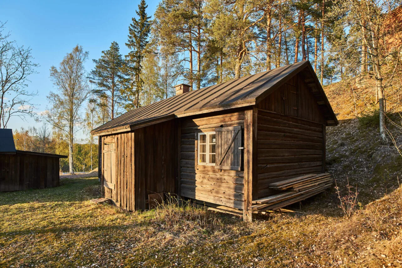Auringon valossa yksi työläiskotimuseon rakennuksista