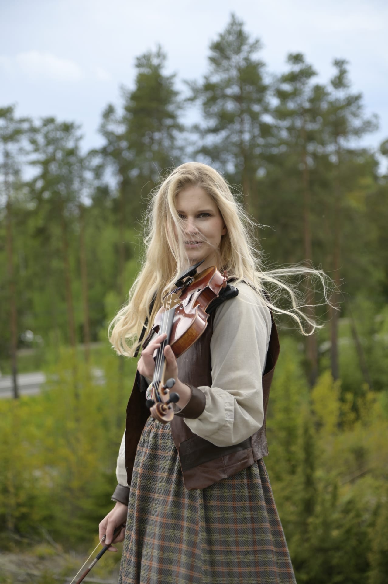 Viulunsoittajan roolissa Eeva Oksala